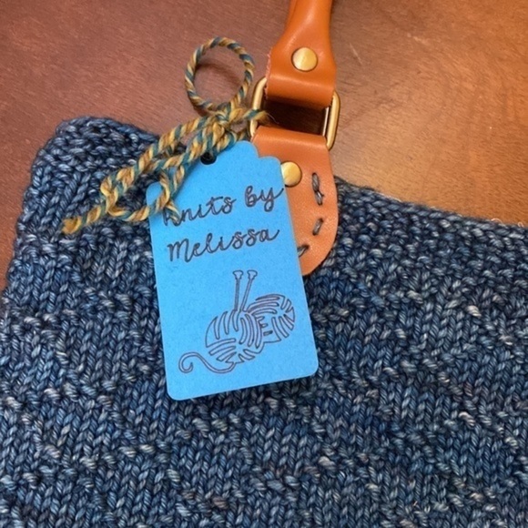 Hand knit blue woven maxi handbag lined w blue turtle lining & leather handles - Picture 7 of 9